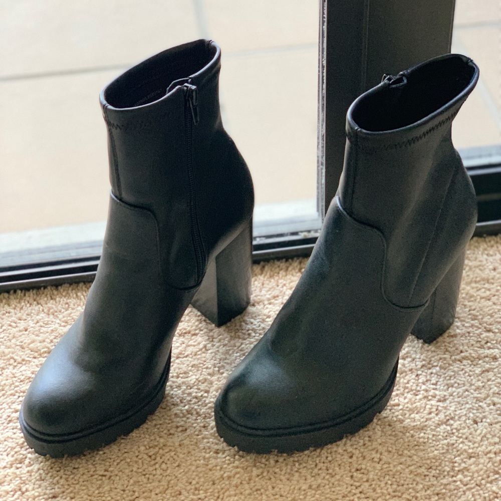 Steve Madden Legend Lug Boots (Size 8M)